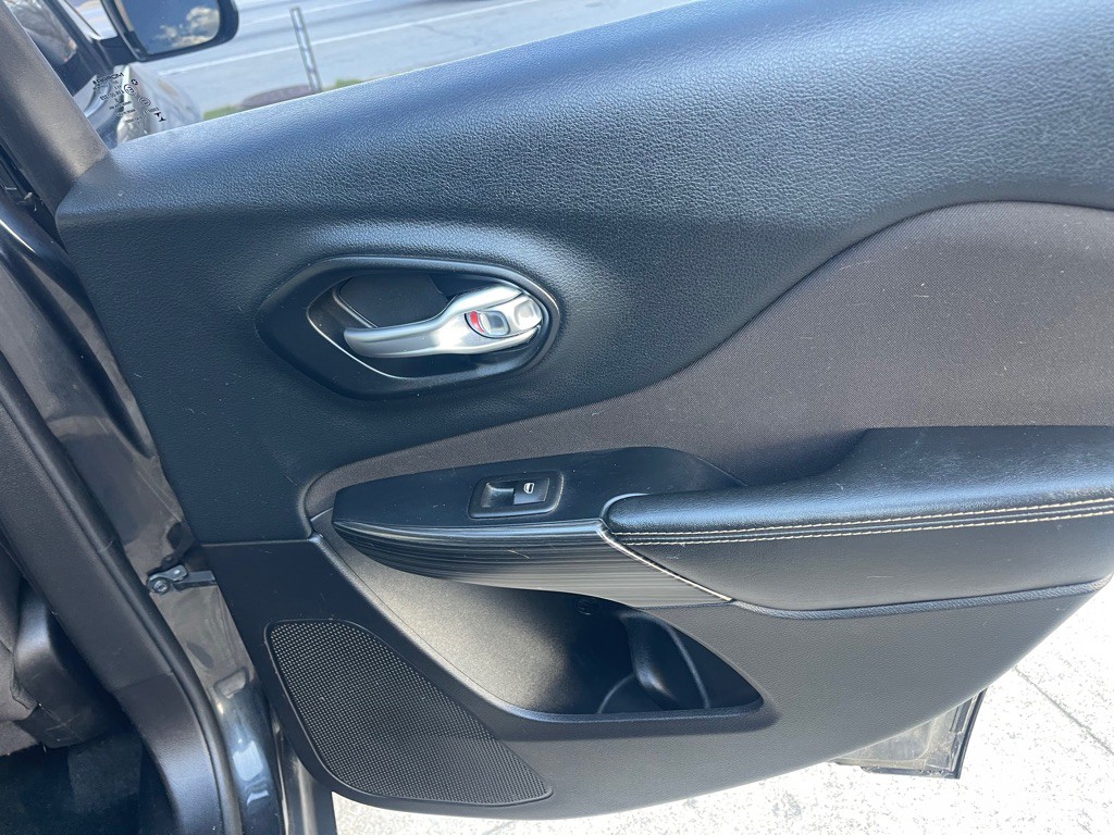 2016 Jeep Cherokee Image 12