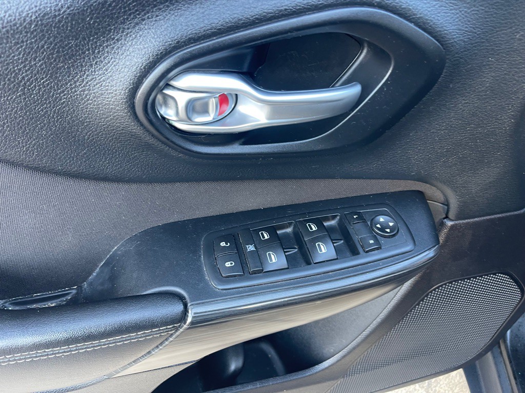 2016 Jeep Cherokee Image 18