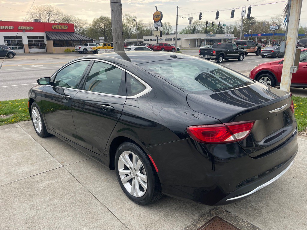 2015 Chrysler 200 Image 8