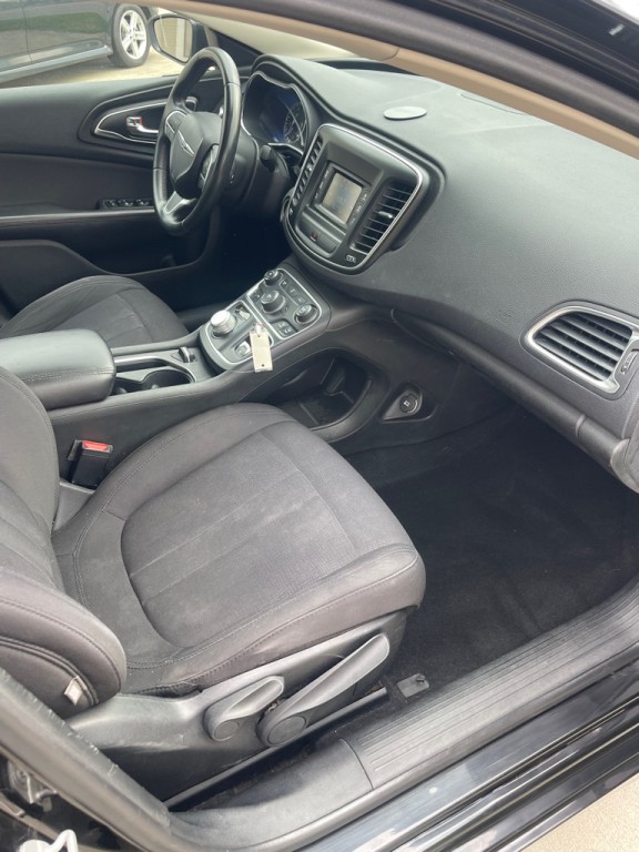 2015 Chrysler 200 Image 9