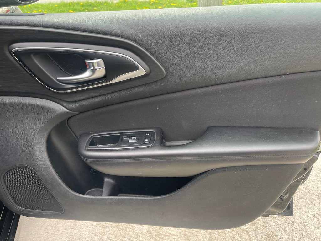2015 Chrysler 200 Image 10