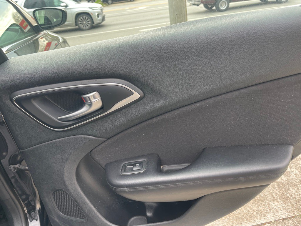 2015 Chrysler 200 Image 12