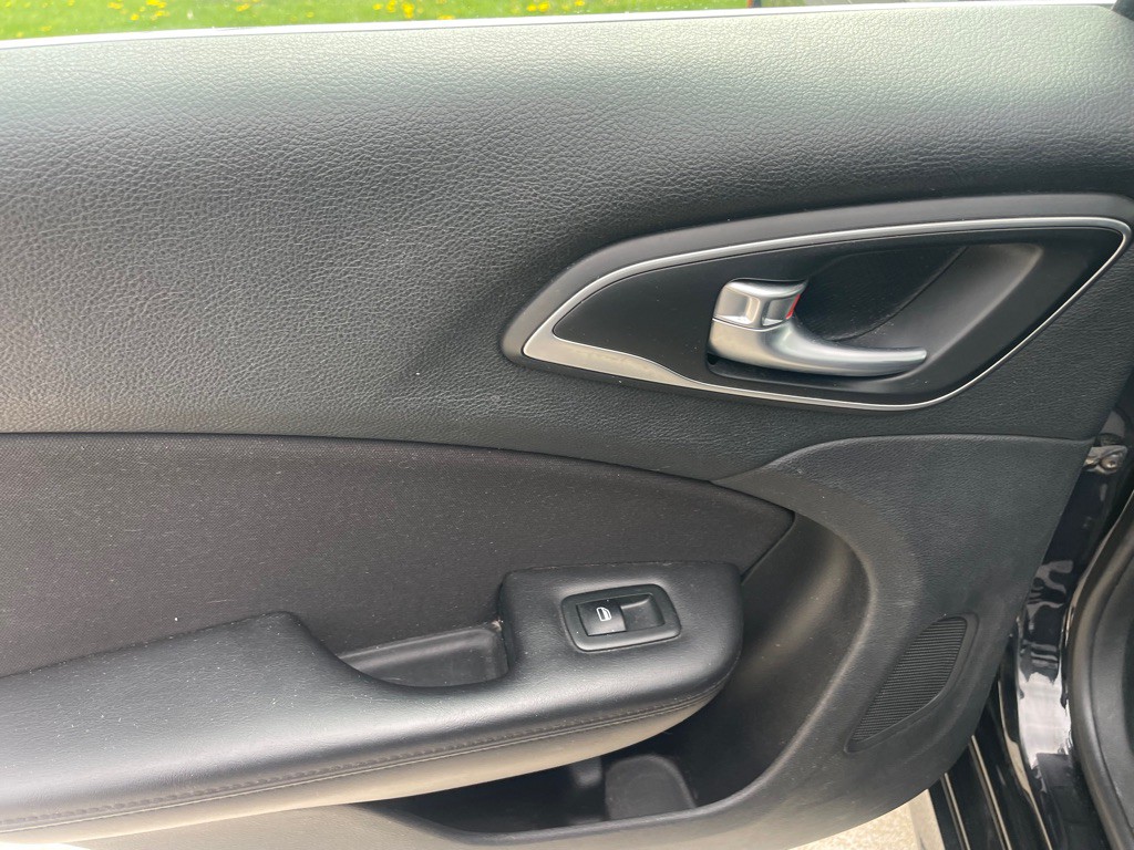 2015 Chrysler 200 Image 14
