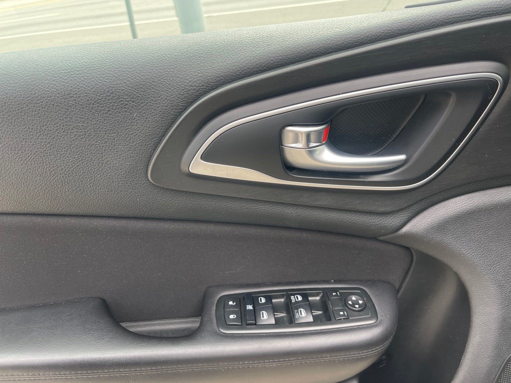 2015 Chrysler 200 Image 17