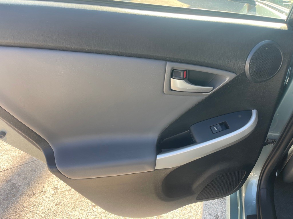 2015 Toyota Prius Image 14