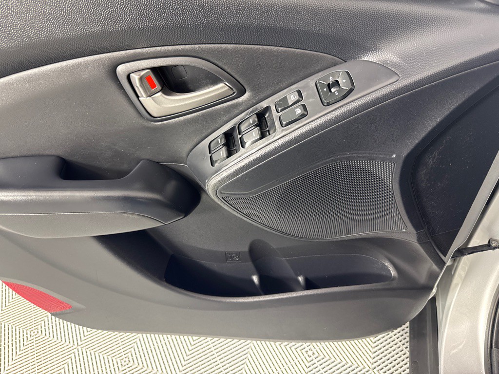 2011 Hyundai Tucson Image 12