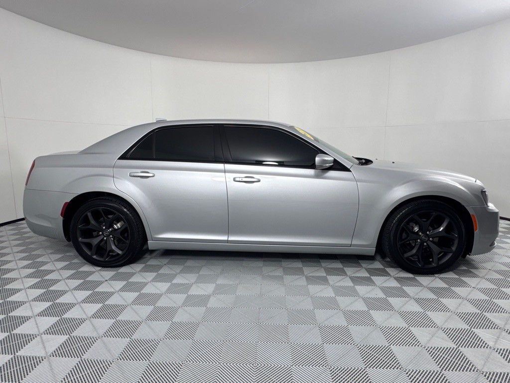 2021 Chrysler 300 Image 4
