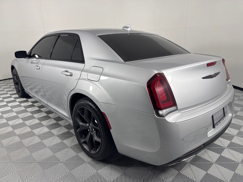 2021 Chrysler 300 Image 8