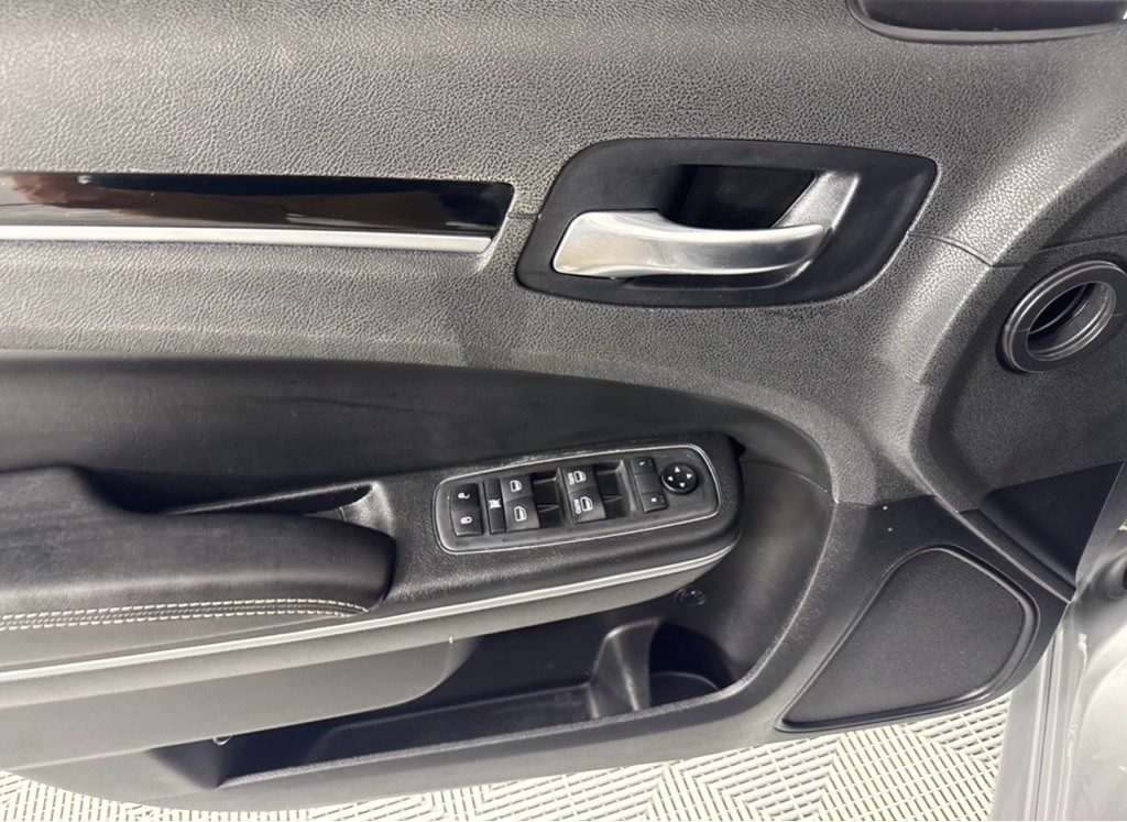 2021 Chrysler 300 Image 13