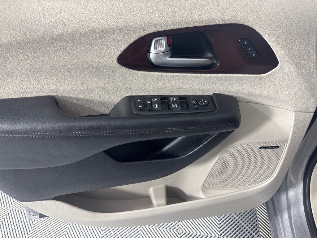 2017 Chrysler Pacifica Image 12