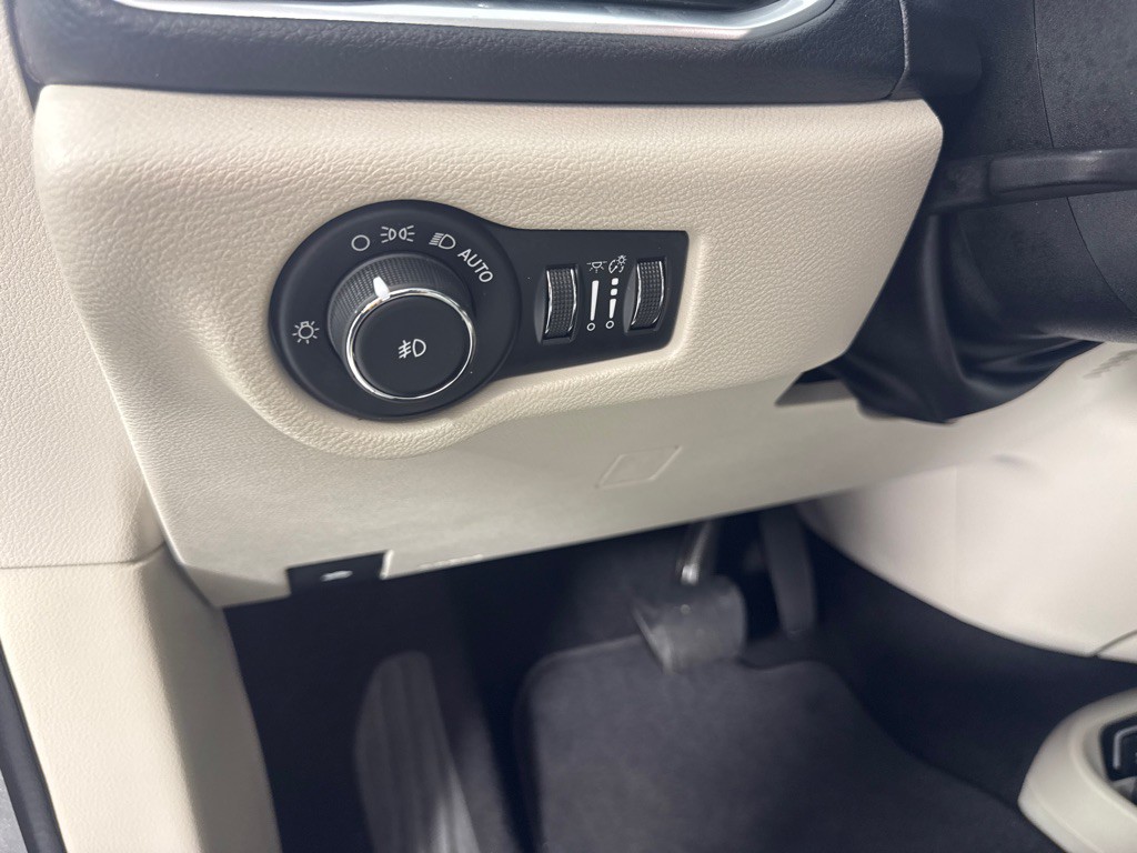 2017 Chrysler Pacifica Image 16