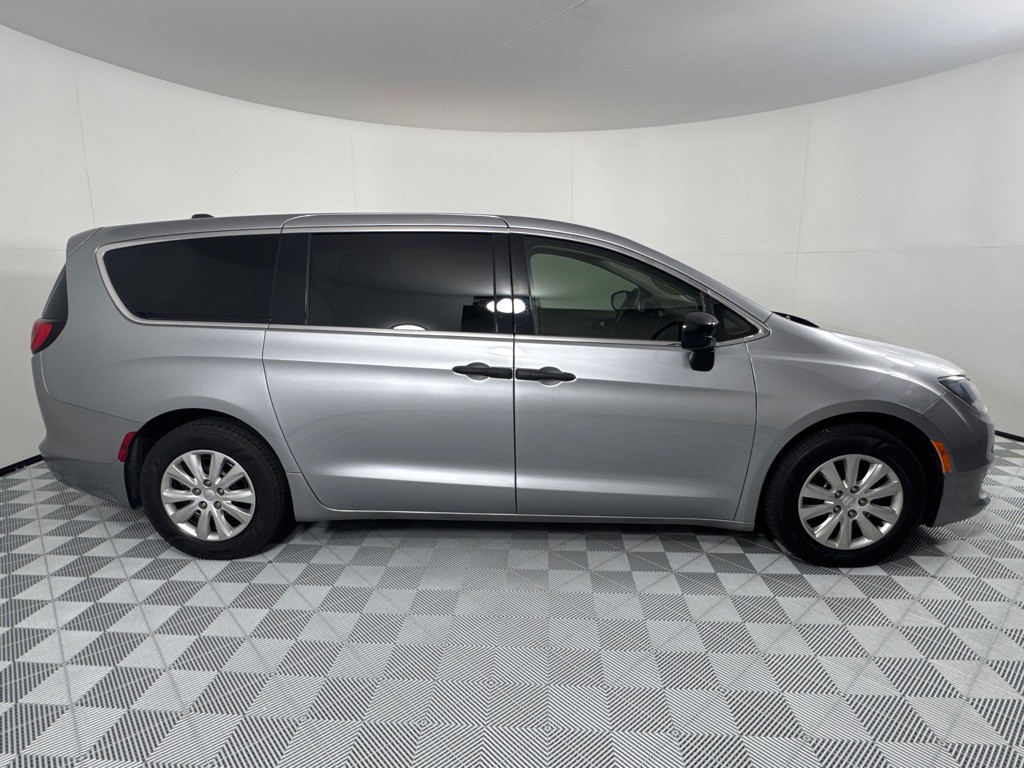 2020 Chrysler Voyager Image 4