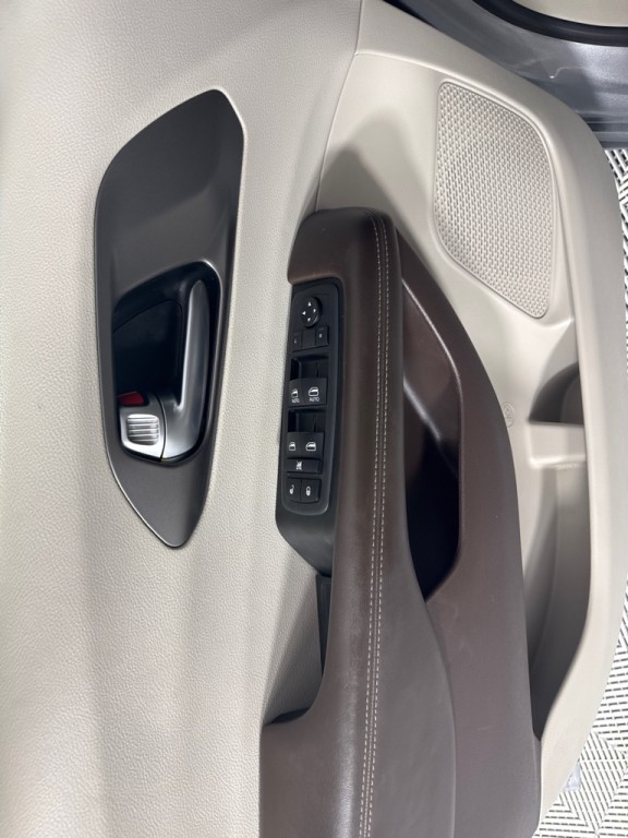 2020 Chrysler Voyager Image 9