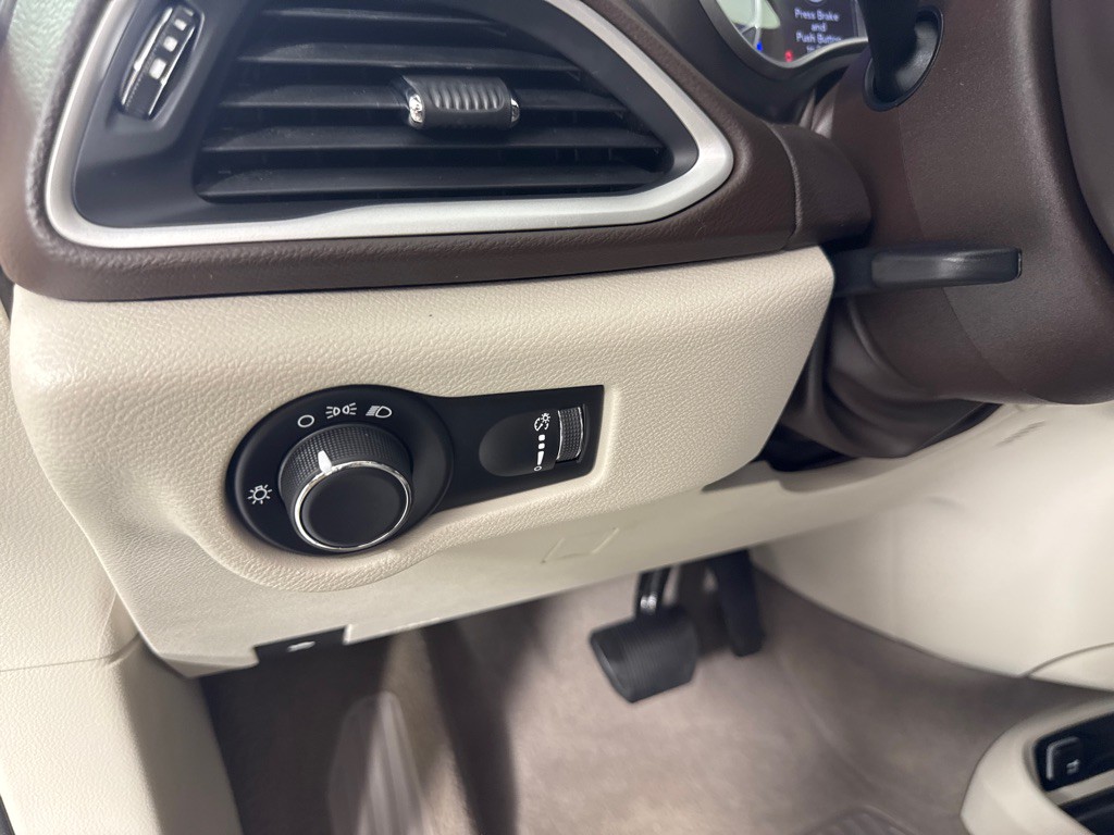 2020 Chrysler Voyager Image 12