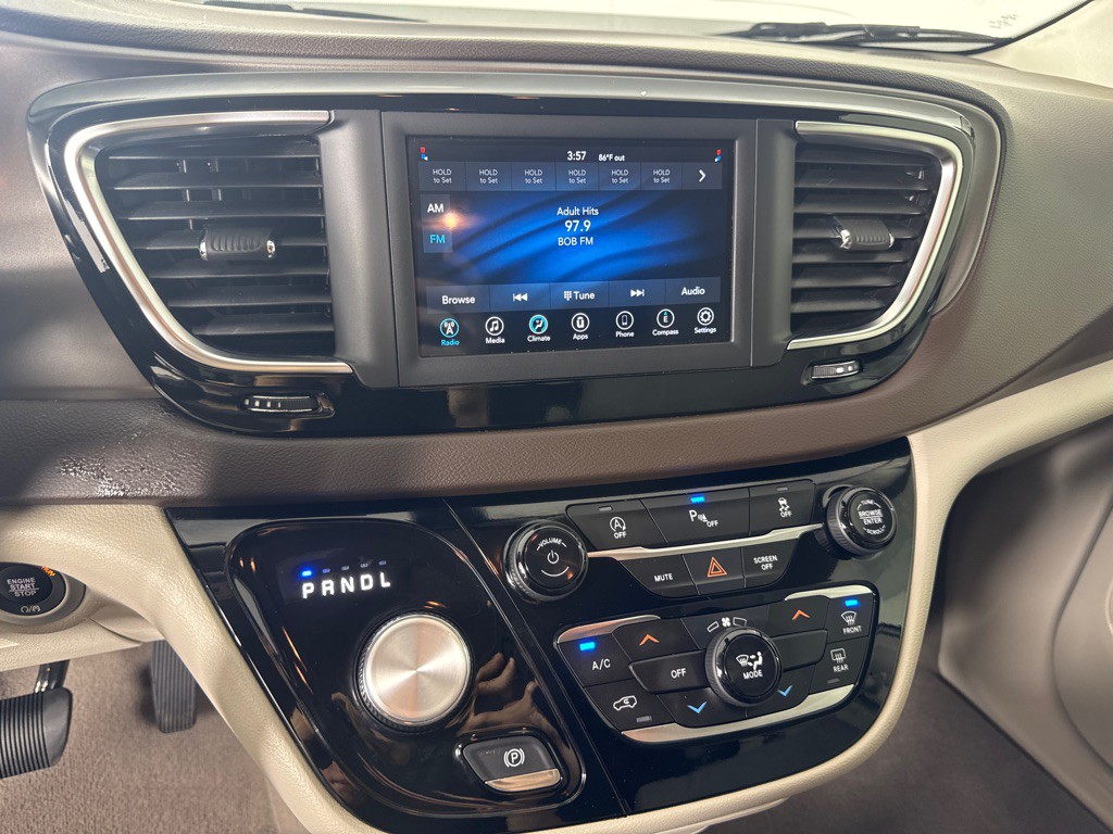 2020 Chrysler Voyager Image 14
