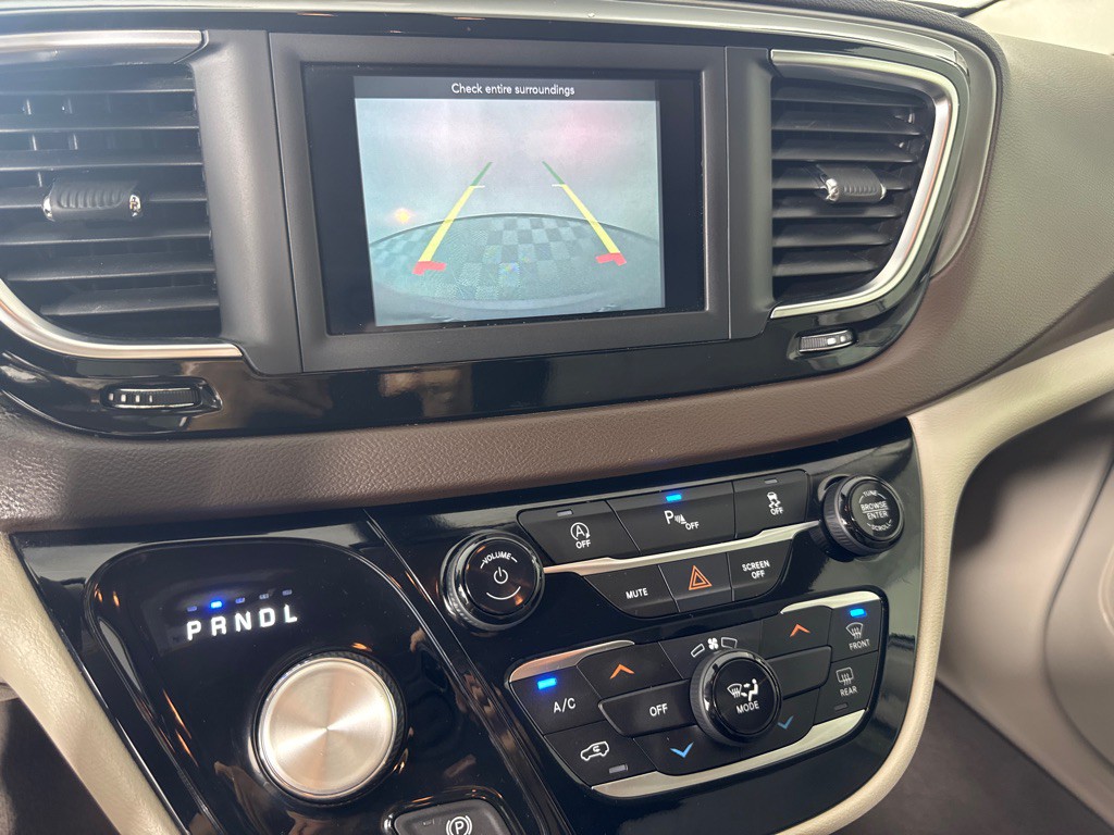 2020 Chrysler Voyager Image 15