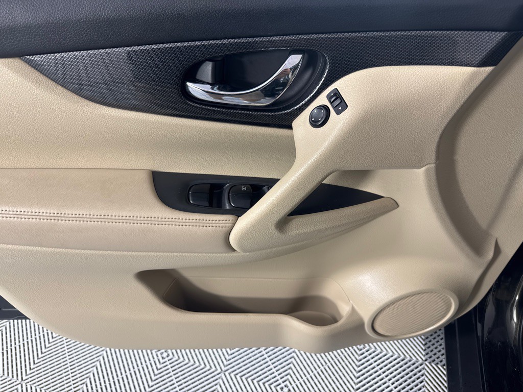 2016 Nissan Rogue Image 10