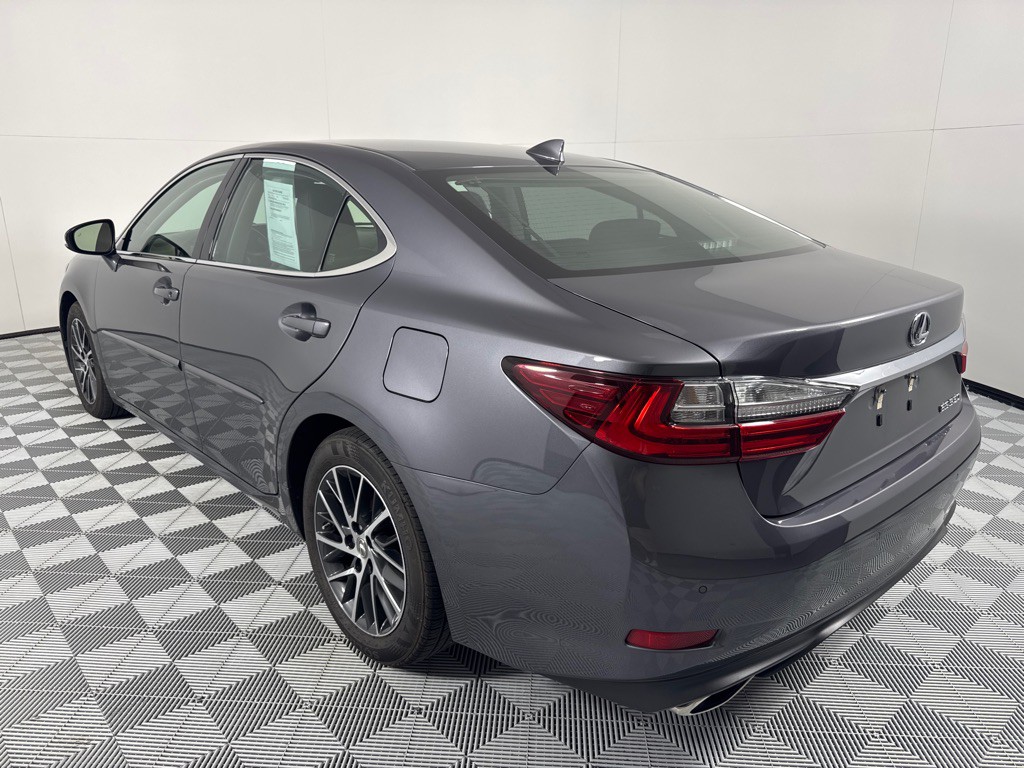 2016 Lexus ES Image 8