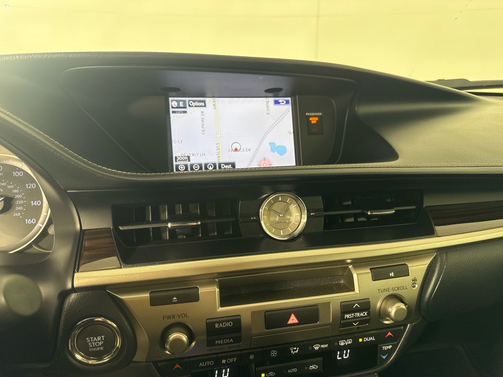 2016 Lexus ES Image 19