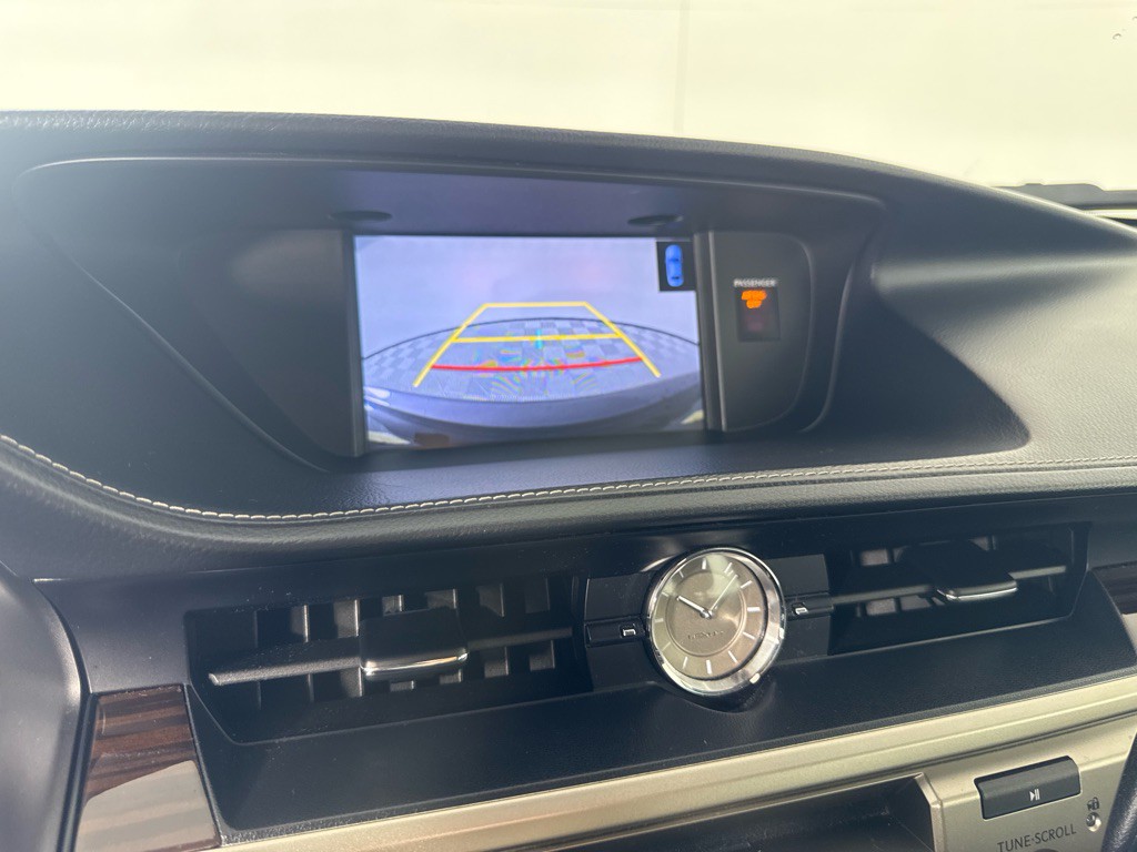 2016 Lexus ES Image 20