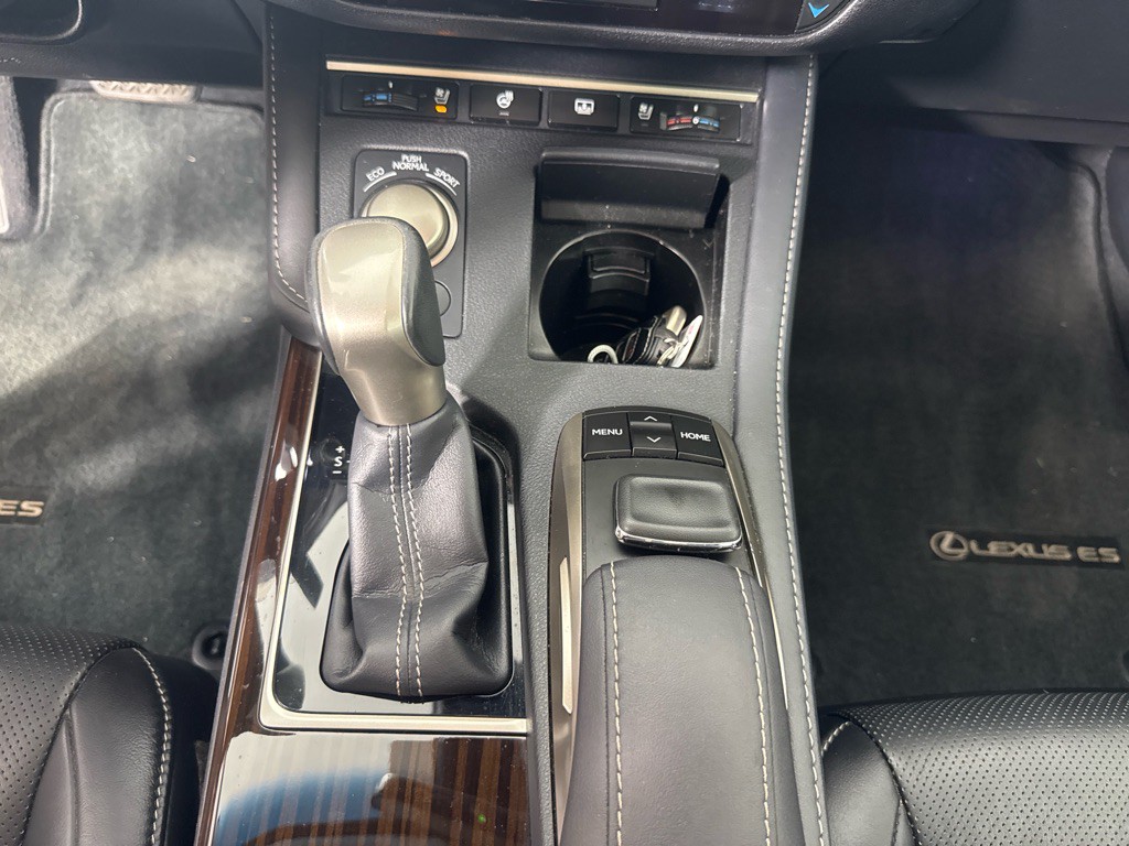 2016 Lexus ES Image 22