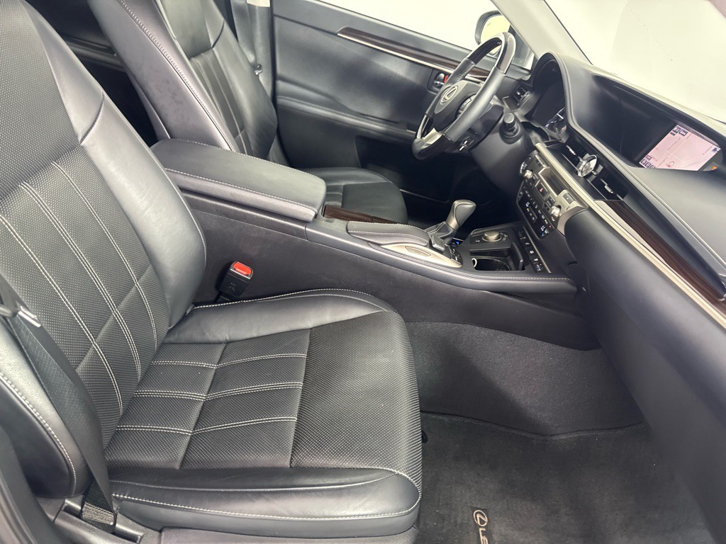 2016 Lexus ES Image 27