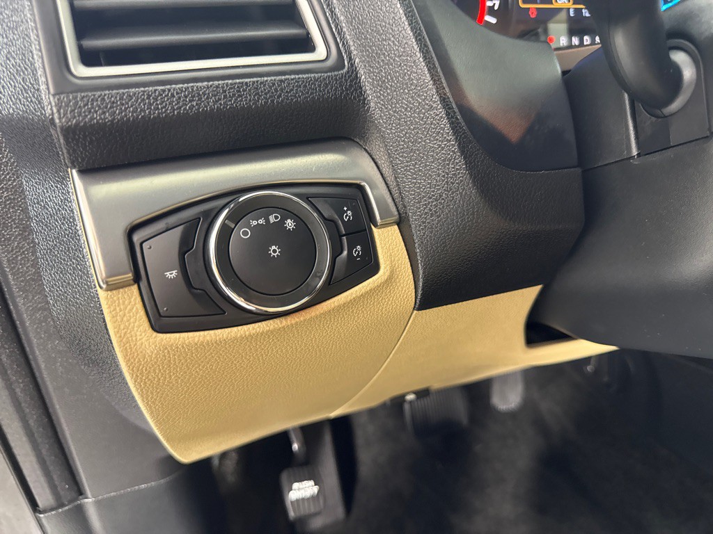 2017 Ford Explorer Image 16
