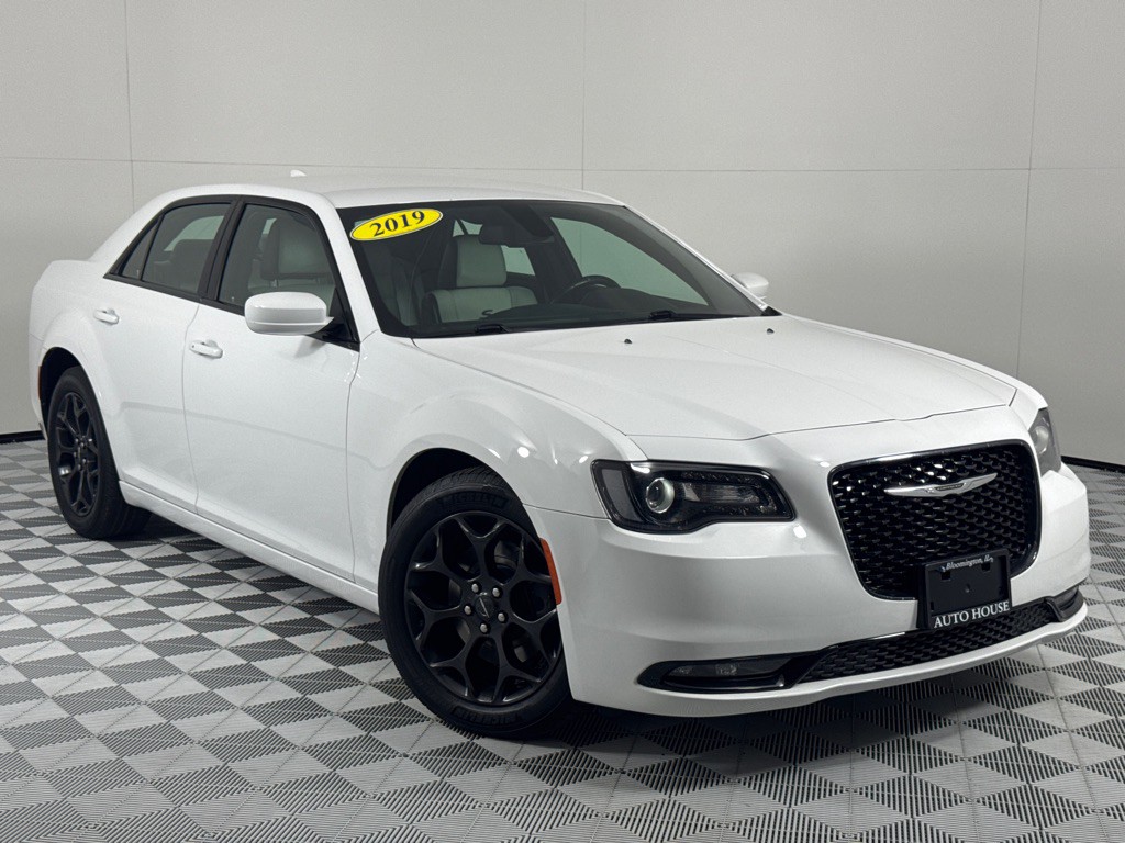 2019 Chrysler 300 Image 2