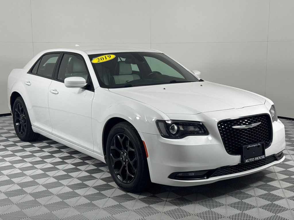 2019 Chrysler 300 Image 3