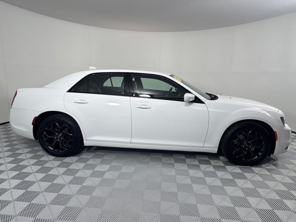 2019 Chrysler 300 Image 4