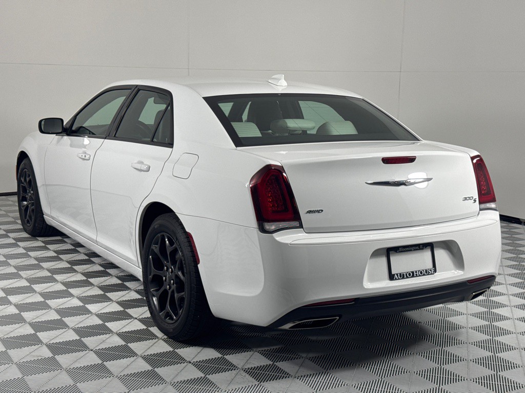 2019 Chrysler 300 Image 7
