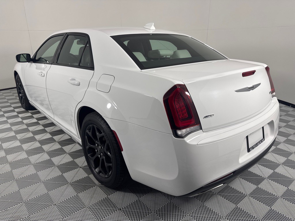 2019 Chrysler 300 Image 8