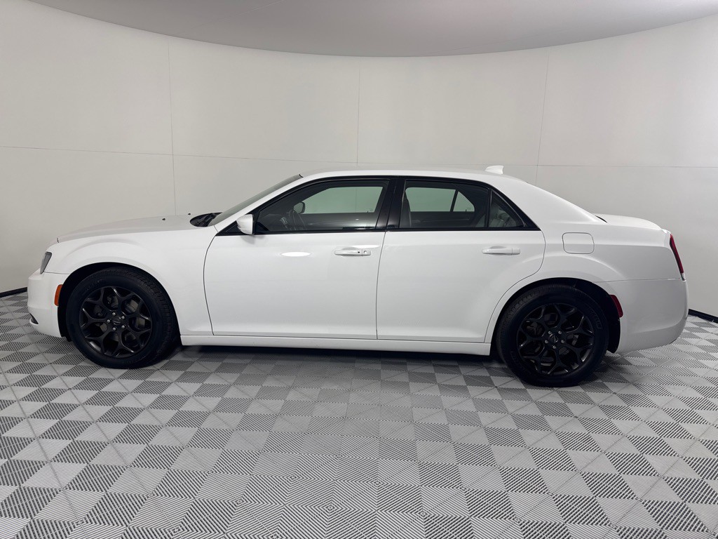 2019 Chrysler 300 Image 9