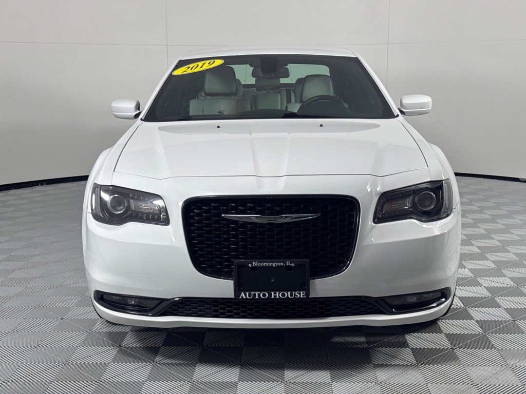 2019 Chrysler 300 Image 12