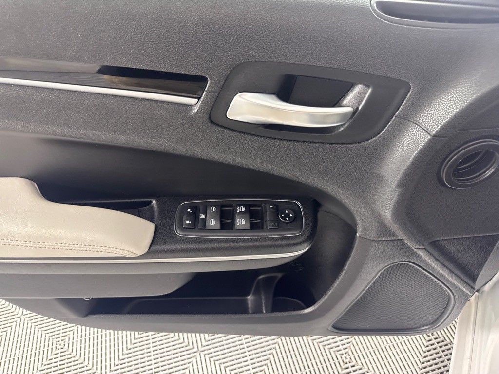 2019 Chrysler 300 Image 13