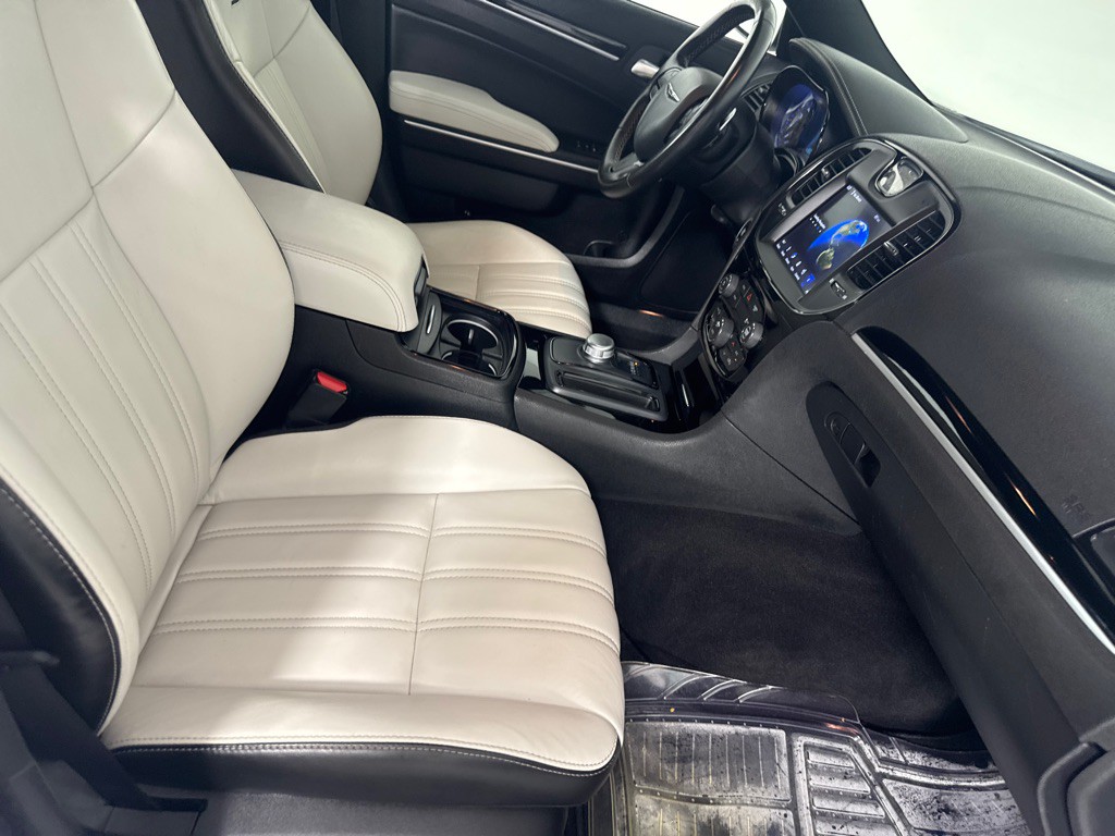 2019 Chrysler 300 Image 25