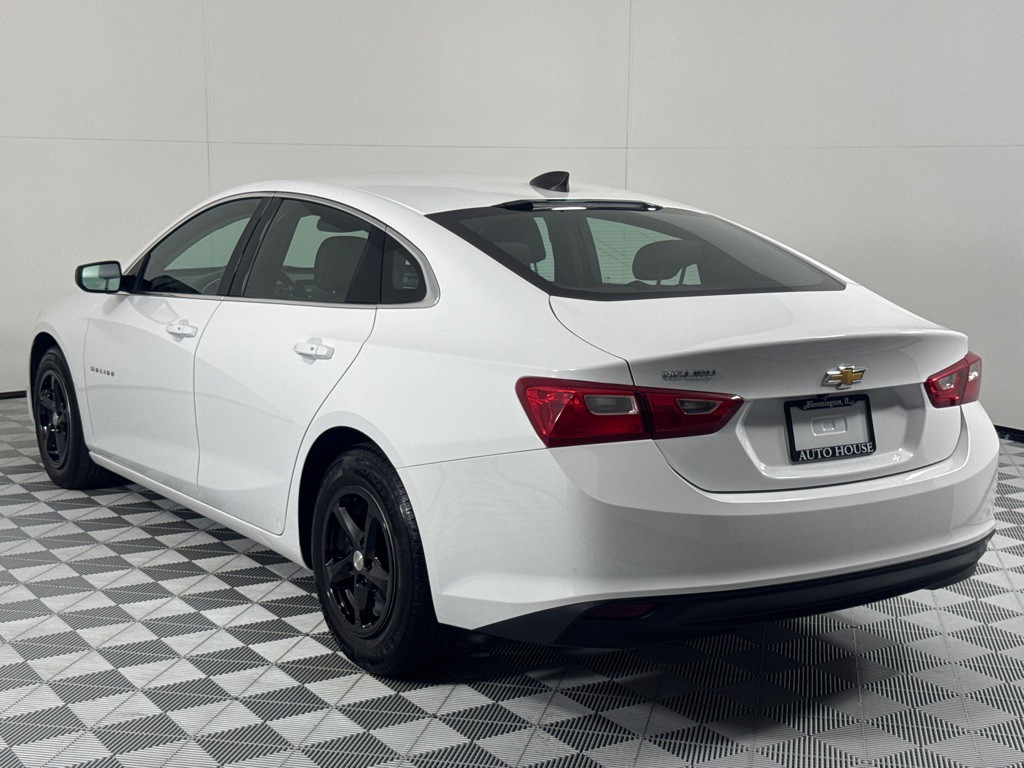 2017 Chevrolet Malibu Image 4