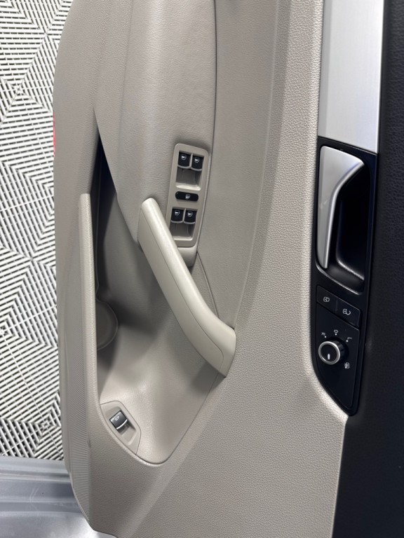 2013 Volkswagen Passat Image 9