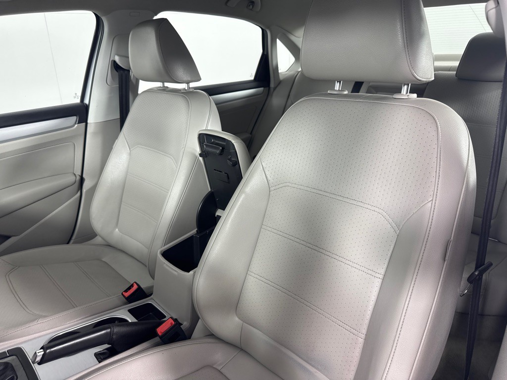2013 Volkswagen Passat Image 10