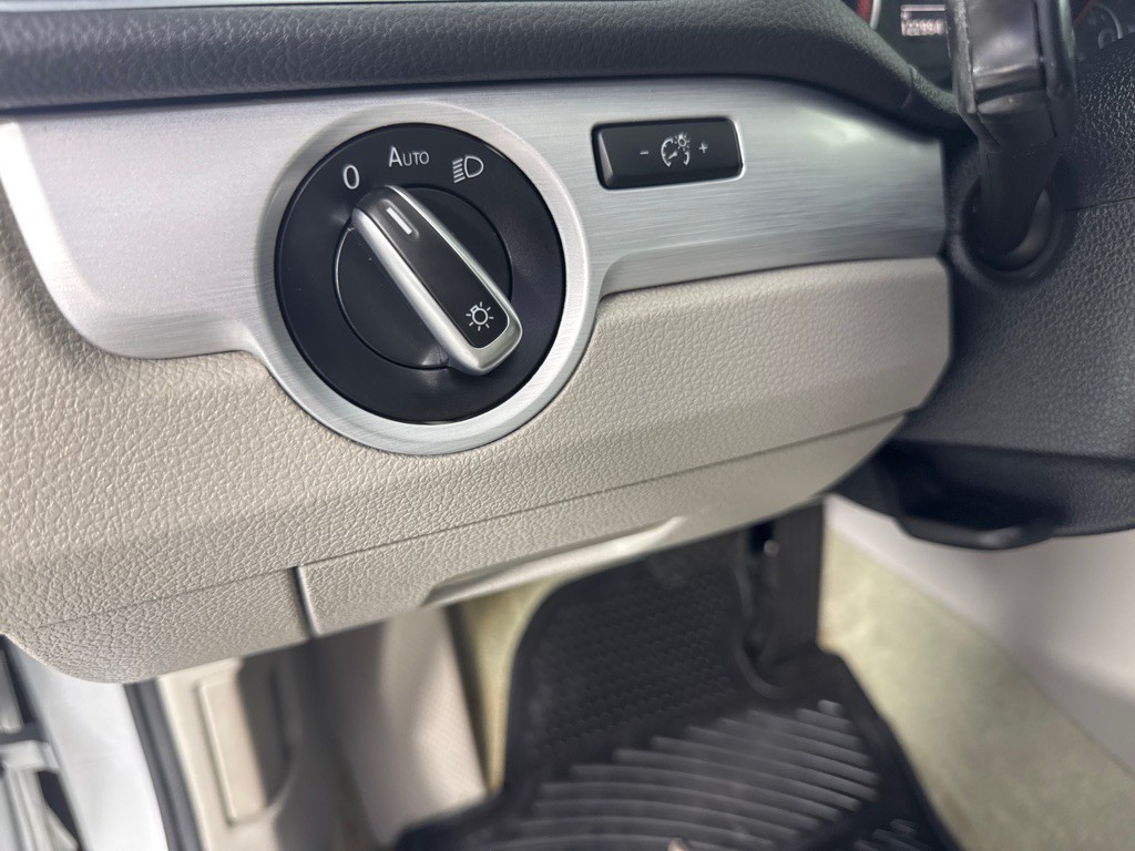 2013 Volkswagen Passat Image 11