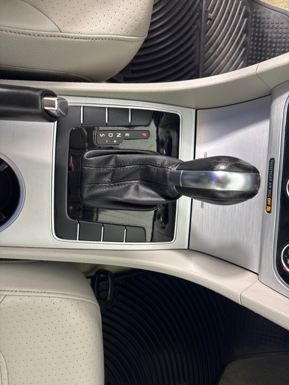 2013 Volkswagen Passat Image 14