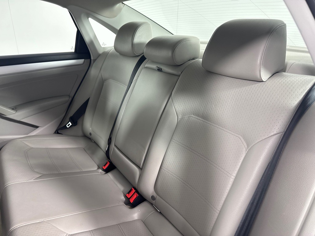 2013 Volkswagen Passat Image 16