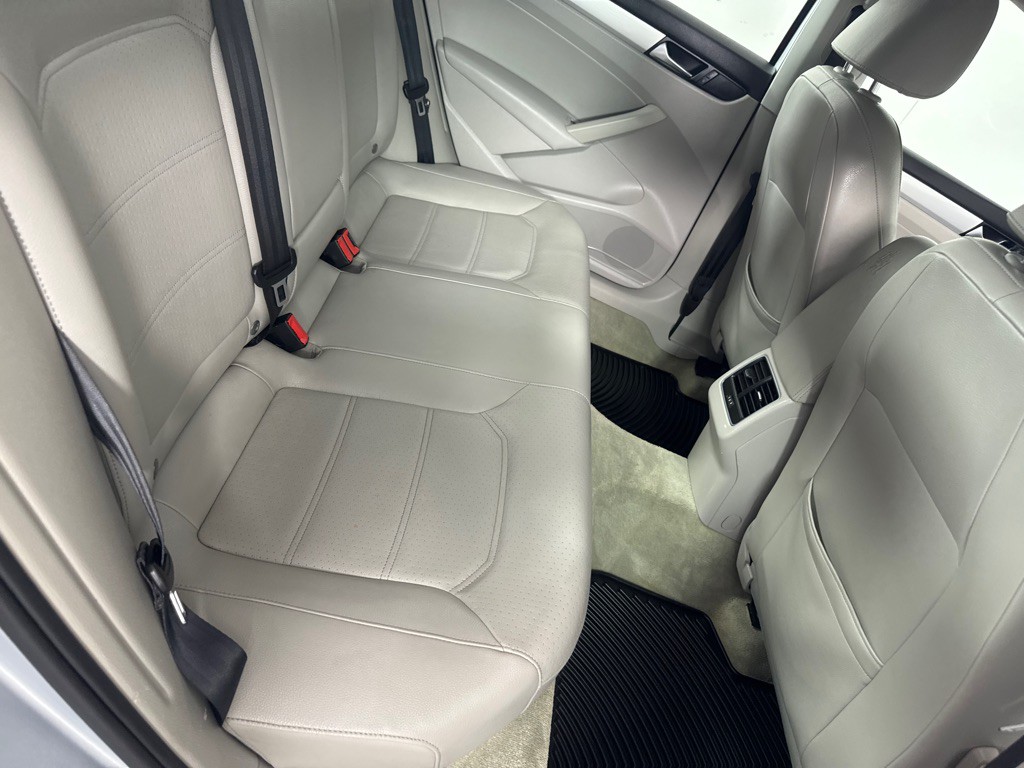 2013 Volkswagen Passat Image 17