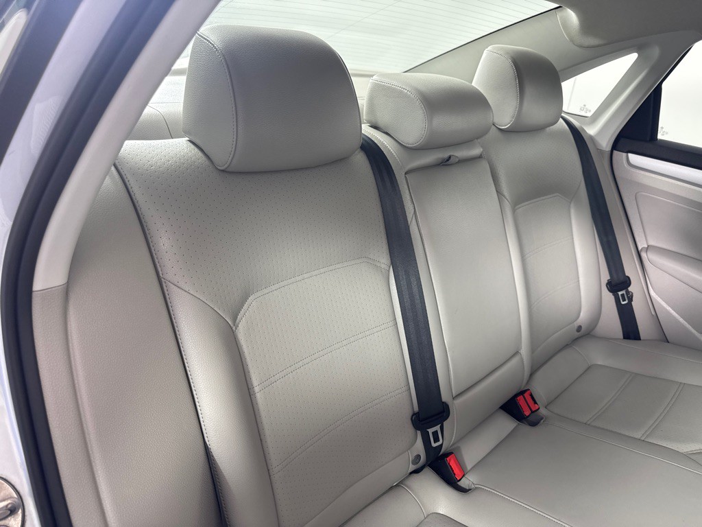2013 Volkswagen Passat Image 18