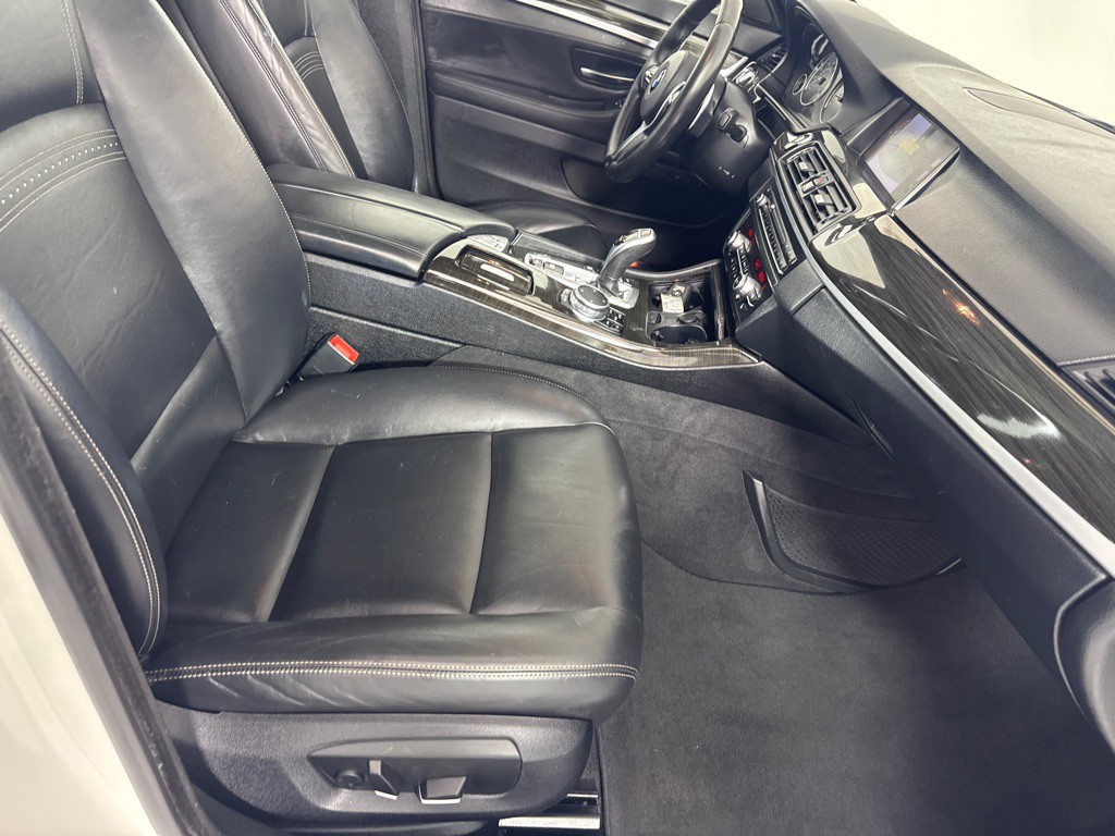 2016 BMW 5 Series Image 27