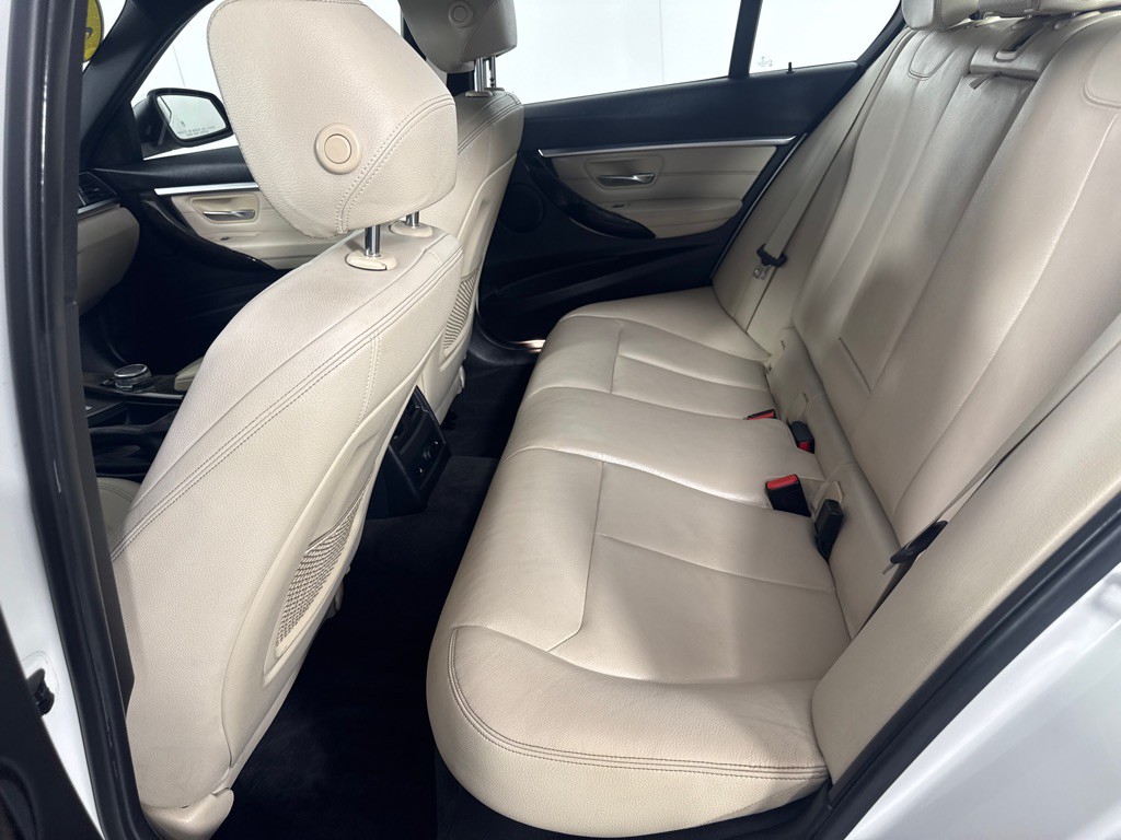 2016 BMW 3 Series Image 23