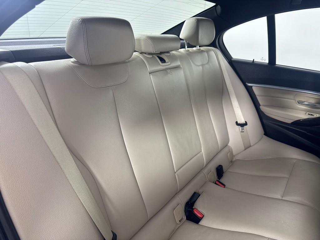 2016 BMW 3 Series Image 26