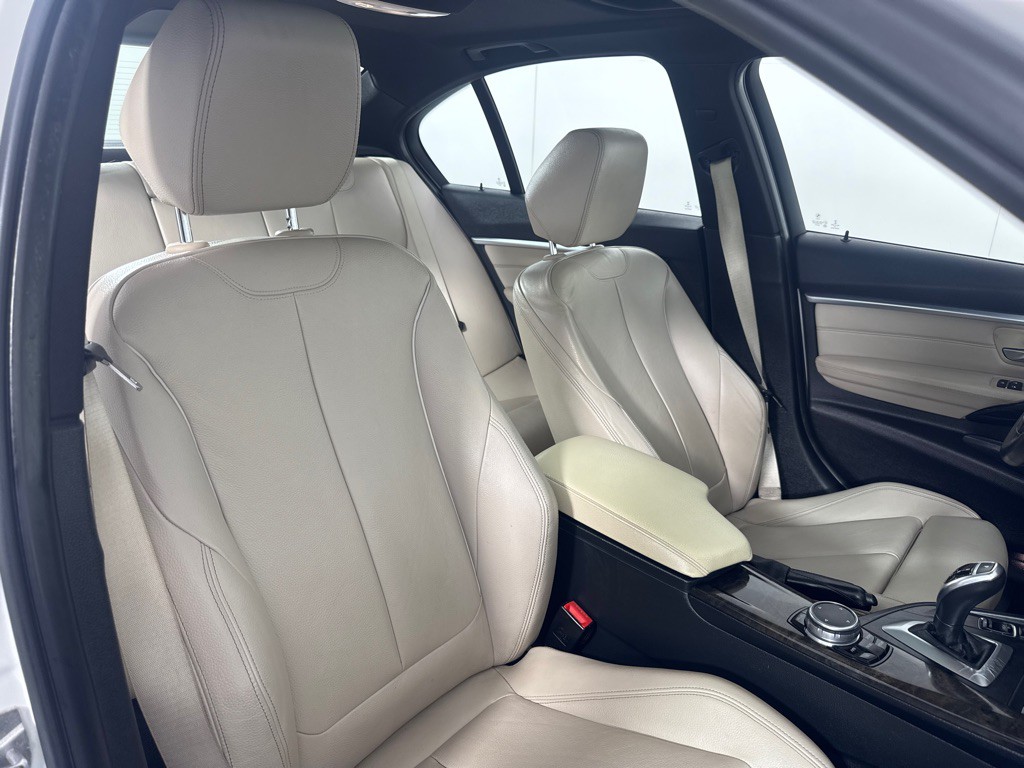 2016 BMW 3 Series Image 28