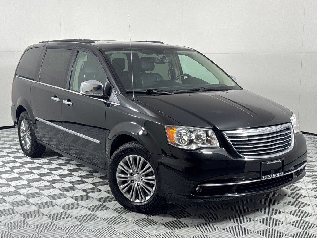 2016 Chrysler Town & Country Image 2