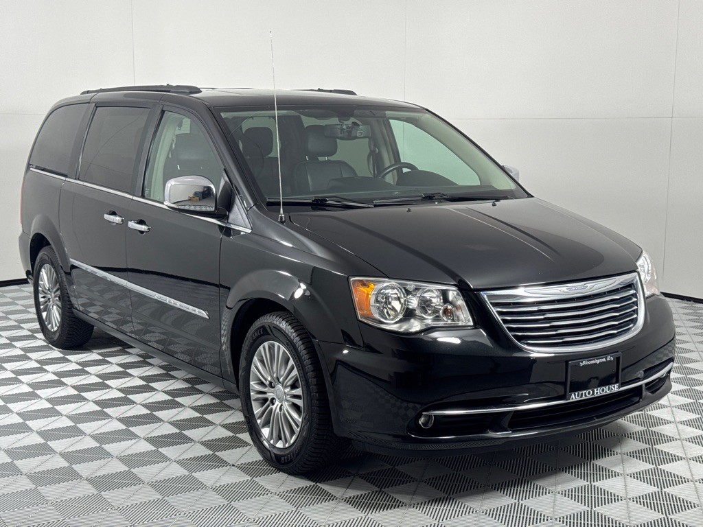 2016 Chrysler Town & Country Image 3